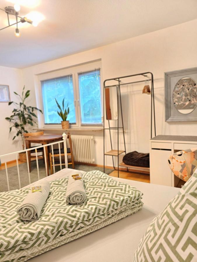 Doppelzimmer 2 I Geteiltes Bad & Kueche I Mit Dem Nur 4 Min Bis Zum Hauptbahnhof Privatunterkunft *