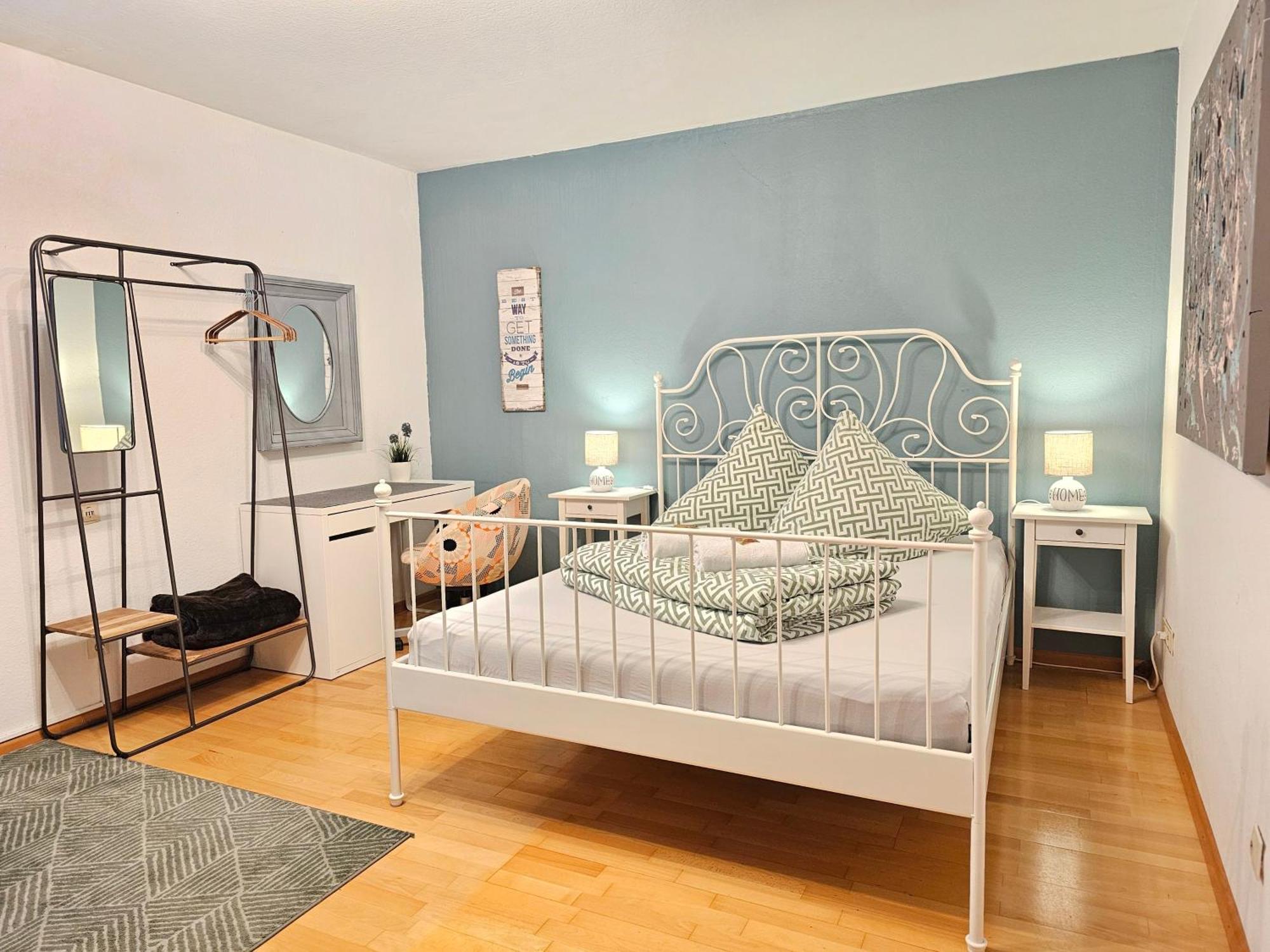 Doppelzimmer 2 I Geteiltes Bad & Kueche I Mit Dem Nur 4 Min Bis Zum Hauptbahnhof Freiburg im Breisgau